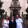 Con Blanca y Fernando, dos clientes muy simpáticos que vinieron a Praga de Barcelona, delante de la iglesia del Niňo Jesús de Praga el 5 / 7 / 2014