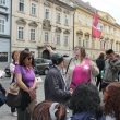 Explicando la histor�a del Ni�o Jes�s de Praga en el Barrio Peque�o, lo que est� brillando es mi chapa de gu�a de Praga - escudo dorado de la capital de Praga que cada gu�a oficila se la tiene que poner en la ropa. fin del abril de 2014