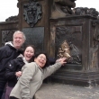 Una fant�stica familia chilena, tocando la estatua de San Juan Nepomuceno en el Puente de Carlos que sirve para volver a Praga - junio 2012 (hiz� excepcionalmente fr�o)