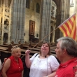 Con mi bandera catalana en la Catedral de San Vito en el Castillo de Praga con Rosana (la organizadora del grupo y propietaria de gran tienda esotérica en Barcelona) y su marido en el Castillo de Praga el 13 / 6 / 2015
