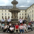 Algunos de los miembros del grupo de profesores en el Castillo de Praga en el 2�patio descansando en la fuente de K�hl