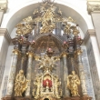 El 18 de Diciembre de 2018 con do�a Elsa y su familia haciendo mi se�al la �W� en la iglesia del Ni�o Jes�s de Praga que para La Navidad lo desnudan, porque es ello que nos trae aqu� los regalitos el 24 de Diciembre.