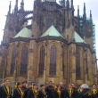 Coro Normalista de Puebla (m�xicanos) cantando en la Plaza de San Jorge en el Castillo de Praga, 2012, detr�s de ellos la Catedral de San Vito - la catedral de Praga